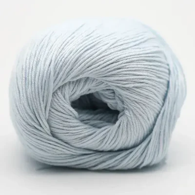 47 Azzurro cielo estivo chiaro